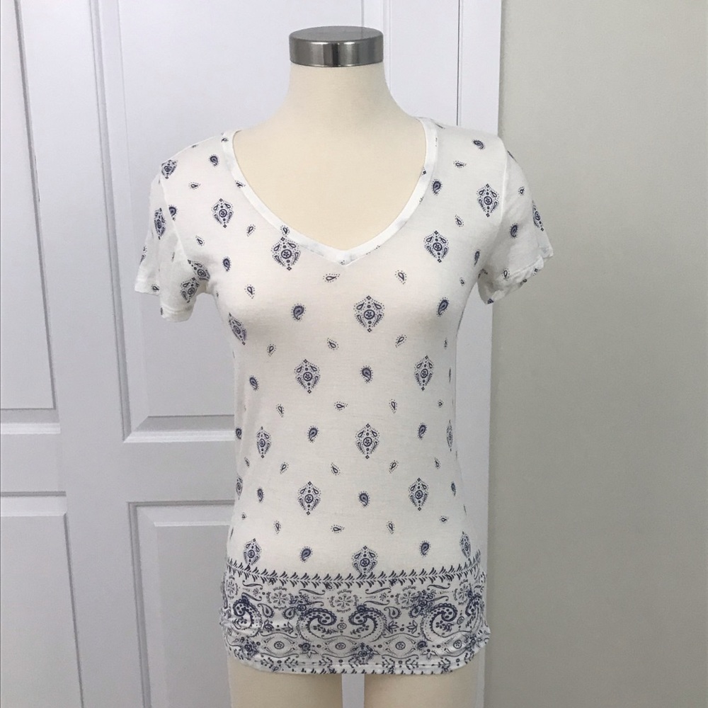 Mudd Blue and White Paisley Everyday Soft Tee S